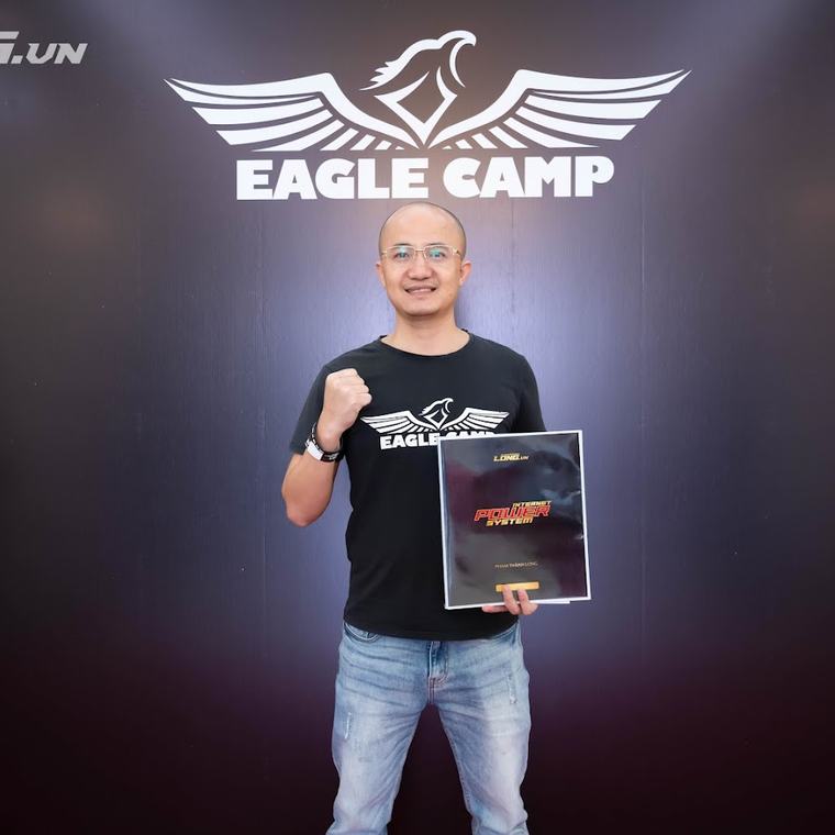 Gia Cát Duẩn trên sân khấu Eagle Camp của luật sư Phạm Thành Long