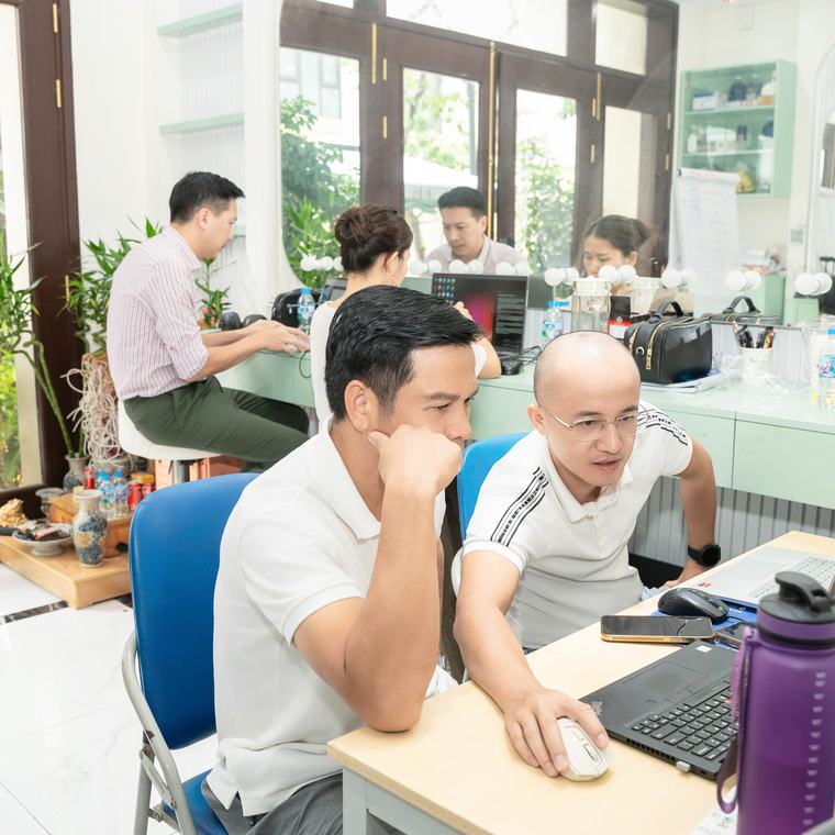 Gia Cát Duẩn ngồi bên máy tính trong một buổi học với thầy Hoàng Minh Hóa