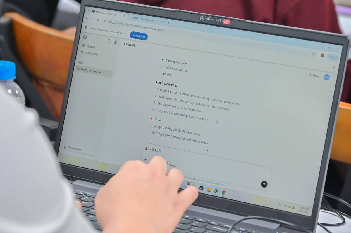 Màn hình laptop của một học viên đang chạy AI, tay đang gõ lệnh